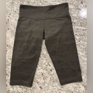 Lululemon Rare Camo Capri Size 6